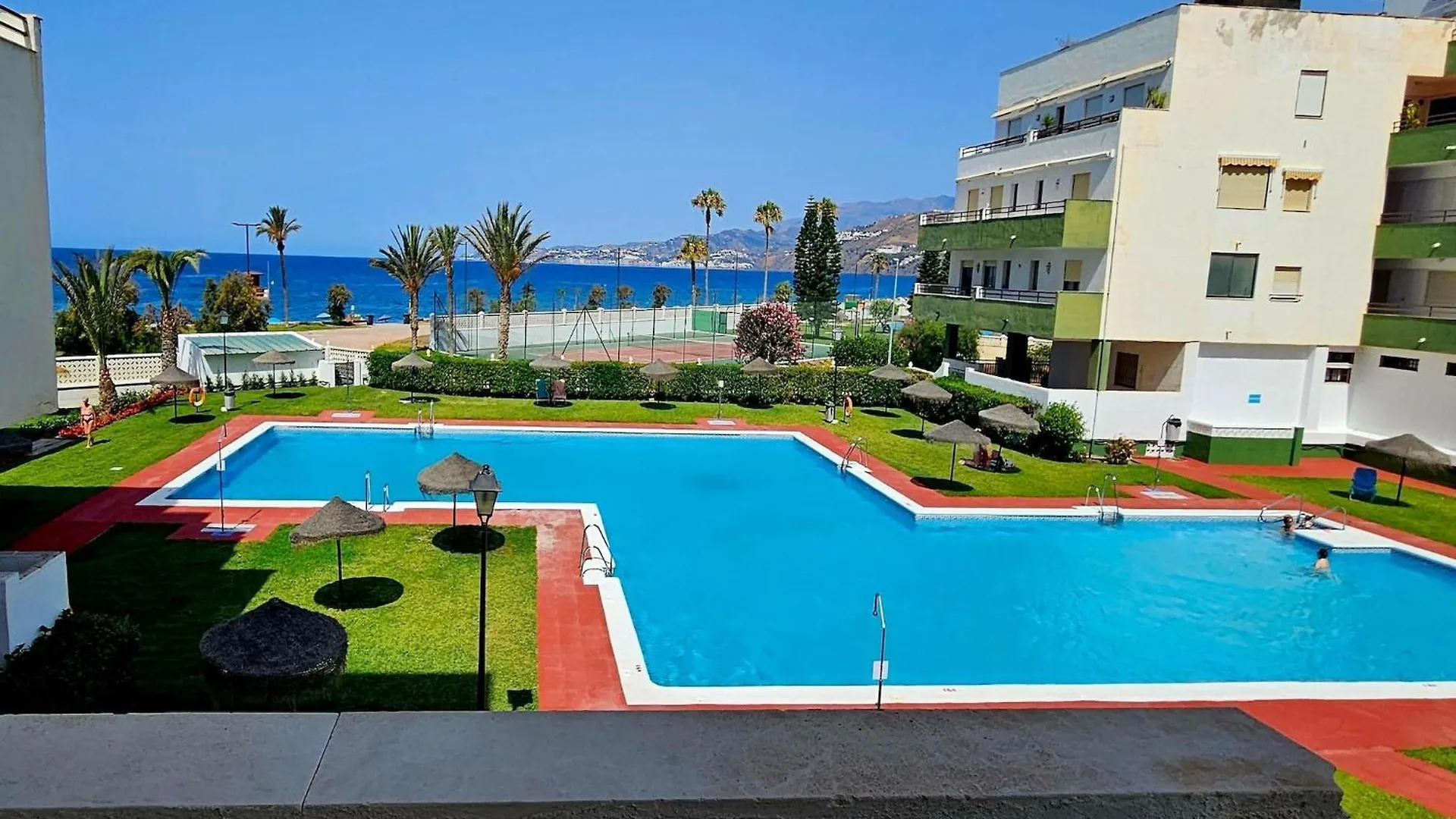 Holiday Apartment On The Beach With Pool Salobreña